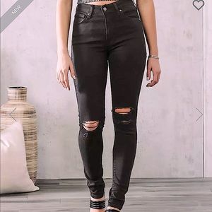 721 Levi’s High Rise Skinny Jean - Distressed black